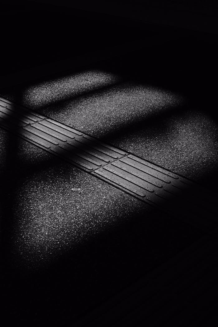 widok na drogę przez kraty